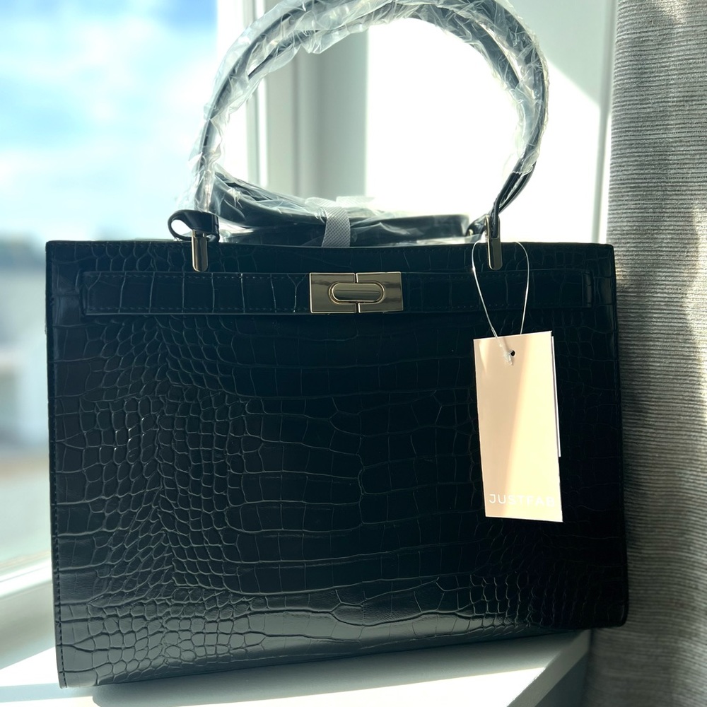 Leather purse. Brand new. Accessorized with gold!